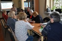 Seniorzy w bibliotece podczas warsztatów z KLUTURYstyki UMYSŁOWEJ