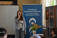 Uczestnicy spotkania z okazji Światowego Dnia Poezji podczas występów.
