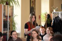 Uczestnicy spotkania z okazji Światowego Dnia Poezji podczas występów.