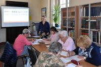 Seniorzy podczas warsztatów z cyklu KULTURYstyka UMYSŁOWA.