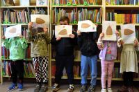 Przedszkolaki w bibliotece podczas warsztatów z okazji Międzynarodowego Dnia Książki dla dzieci