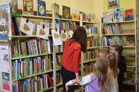 Przedszkolaki w bibliotece podczas warsztatów z okazji Międzynarodowego Dnia Książki dla dzieci
