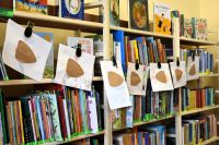Przedszkolaki w bibliotece podczas warsztatów z okazji Międzynarodowego Dnia Książki dla dzieci