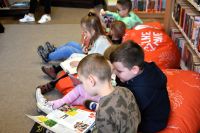 Przedszkolaki w bibliotece podczas warsztatów z okazji Międzynarodowego Dnia Książki dla dzieci