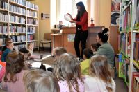 Przedszkolaki w bibliotece podczas warsztatów z okazji Międzynarodowego Dnia Książki dla dzieci