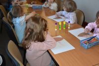 Przedszkolaki w bibliotece podczas warsztatów z okazji Międzynarodowego Dnia Książki dla dzieci