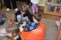 Przedszkolaki w bibliotece podczas warsztatów z okazji Międzynarodowego Dnia Książki dla dzieci