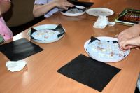 Dzieci podczas warsztatów czerpania papieru w ramach Eksperymentalnych sobót w bibliotece