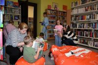 Dzieci podczas warsztatów czerpania papieru w ramach Eksperymentalnych sobót w bibliotece