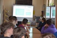 Młodzież biorąca udział w lekcji bibliotecznej