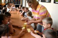 Przedszkolaki na zajęciach bibliotecznych w ramach Ogólnopolskiego Tygodnia Czytania Dzieciom.