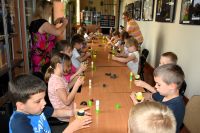 Przedszkolaki na zajęciach bibliotecznych w ramach Ogólnopolskiego Tygodnia Czytania Dzieciom.