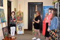 Uczestnicy wernisażu wystawy malarstwa Bogumiły Jagody