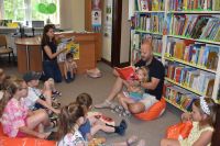 Dzieci i rodzice w bibliotece podczas wspólnego czytania