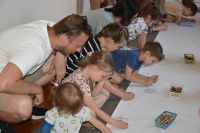 Dzieci i rodzice w bibliotece podczas wspólnego rysowania