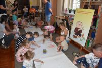 Dzieci i rodzice w bibliotece podczas wspólnego rysowania