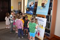 Przedszkolaki w bibliotece na warsztatach plastycznych oraz na wystawie