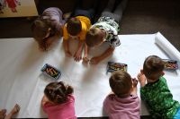 Przedszkolaki w bibliotece na warsztatach plastycznych oraz na wystawie