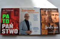 Okładki książek na parapecie