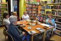 Uczestnicy spotkania Dyskusyjnego Klubu Książki w bibliotece