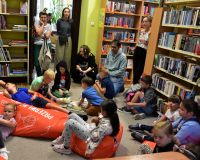 Rodzice i dzieci w bibliotece