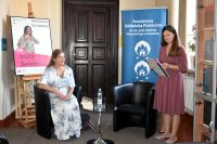 Uczestnicy spotkanie z Edytą Świętek w bibliotece