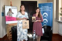Uczestnicy spotkanie z Edytą Świętek w bibliotece
