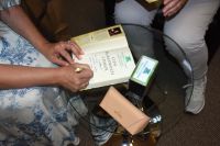 Uczestnicy spotkanie z Edytą Świętek w bibliotece