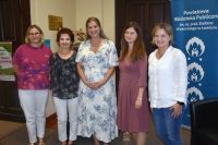 Uczestnicy spotkanie z Edytą Świętek w bibliotece