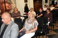 Uczestnicy Narodowego Czytania w sali barokowej łowickiego muzeum