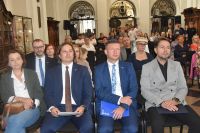 Uczestnicy Narodowego Czytania w sali barokowej łowickiego muzeum