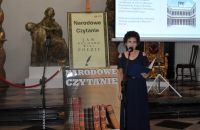 Uczestnicy Narodowego Czytania w sali barokowej łowickiego muzeum
