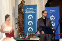 Uczestnicy Narodowego Czytania w sali barokowej łowickiego muzeum