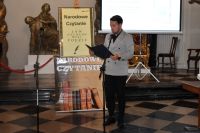 Uczestnicy Narodowego Czytania w sali barokowej łowickiego muzeum