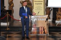 Uczestnicy Narodowego Czytania w sali barokowej łowickiego muzeum
