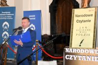 Uczestnicy Narodowego Czytania w sali barokowej łowickiego muzeum