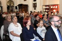 Uczestnicy Narodowego Czytania w sali barokowej łowickiego muzeum