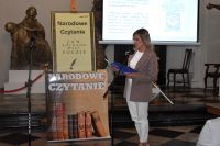 Uczestnicy Narodowego Czytania w sali barokowej łowickiego muzeum