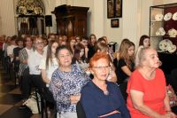 Uczestnicy Narodowego Czytania w sali barokowej łowickiego muzeum