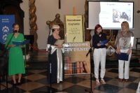 Uczestnicy Narodowego Czytania w sali barokowej łowickiego muzeum