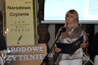 Uczestnicy Narodowego Czytania w sali barokowej łowickiego muzeum