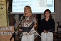 Uczestnicy Narodowego Czytania w sali barokowej łowickiego muzeum