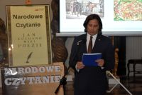 Uczestnicy Narodowego Czytania w sali barokowej łowickiego muzeum