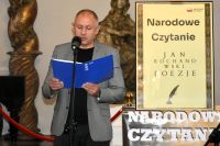 Uczestnicy Narodowego Czytania w sali barokowej łowickiego muzeum