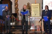 Uczestnicy Narodowego Czytania w sali barokowej łowickiego muzeum