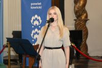 Uczestnicy Narodowego Czytania w sali barokowej łowickiego muzeum