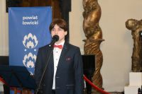 Uczestnicy Narodowego Czytania w sali barokowej łowickiego muzeum