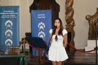 Uczestnicy Narodowego Czytania w sali barokowej łowickiego muzeum