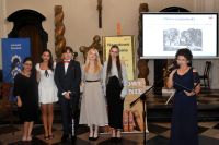 Uczestnicy Narodowego Czytania w sali barokowej łowickiego muzeum
