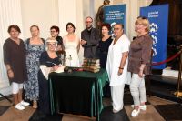 Uczestnicy Narodowego Czytania w sali barokowej łowickiego muzeum